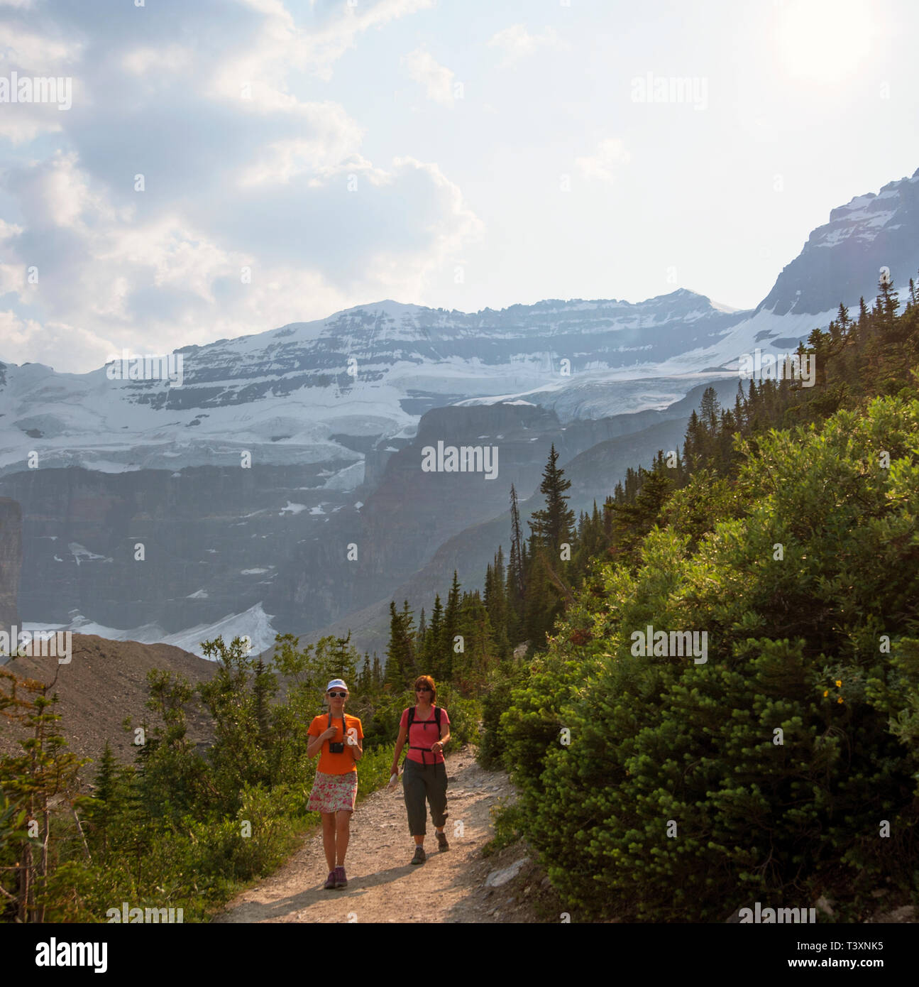 Kaukasische Mutter und Tochter Wandern auf sechs Gletscher Trail, Banff, Alberta, Kanada Stockfoto