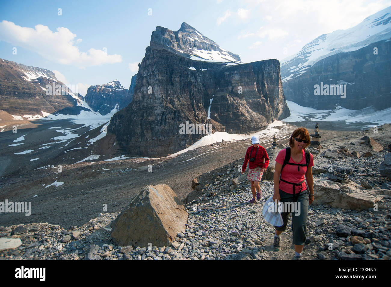 Kaukasische Mutter und Tochter Wandern auf sechs Gletscher Trail, Banff, Alberta, Kanada Stockfoto