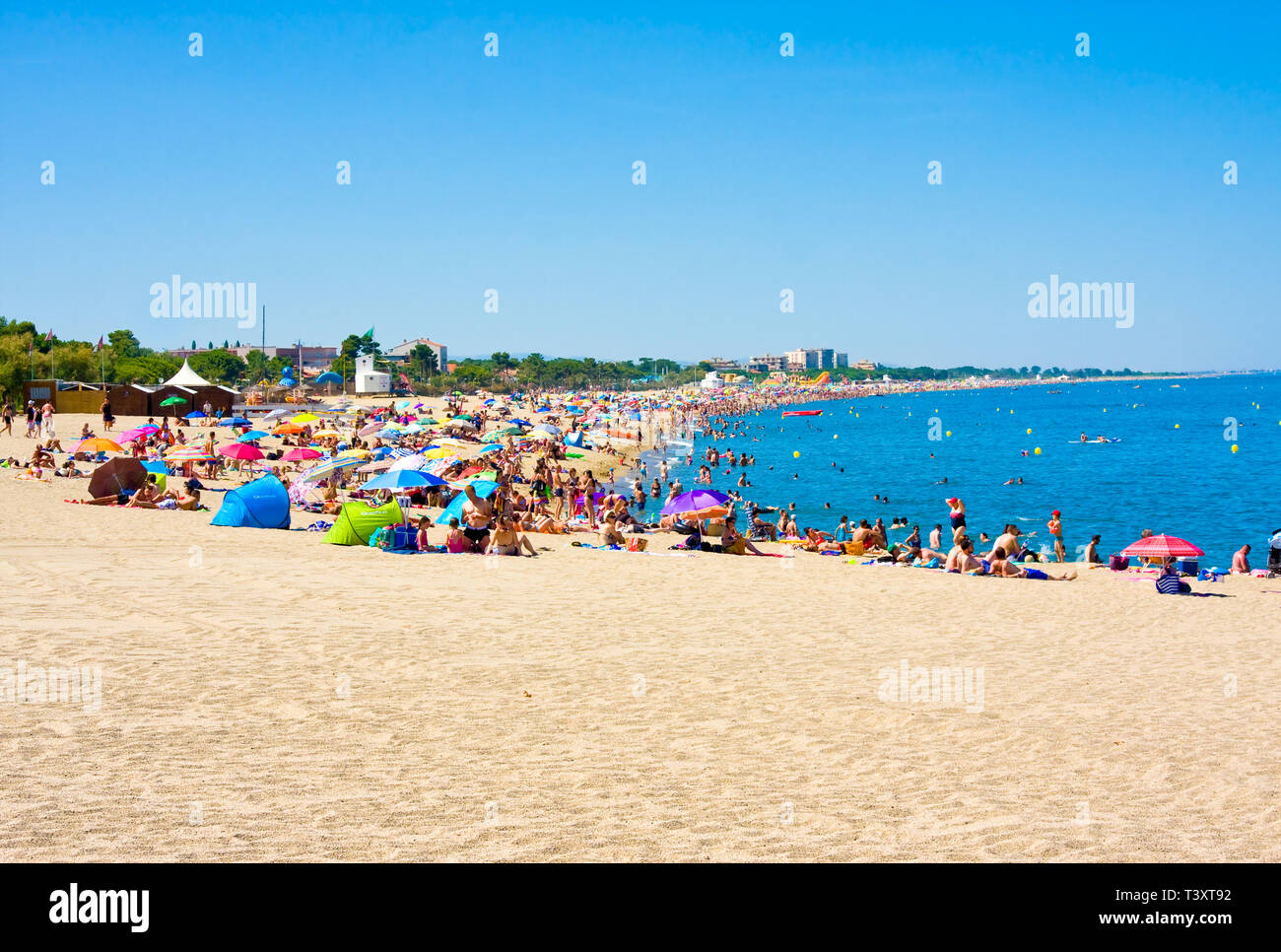 ARGELES SUR MER, Frankreich - 9. JULI 2016: Touristen am Strand von ...
