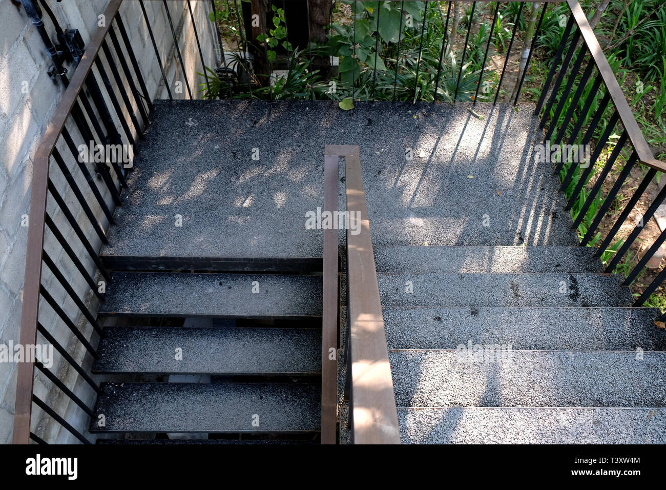 Moderne Treppe, Treppen in Gebäude aus Stahlbeton, Holz Geländer in Gebäude, Neue betontreppen im Bürogebäude Stockfoto