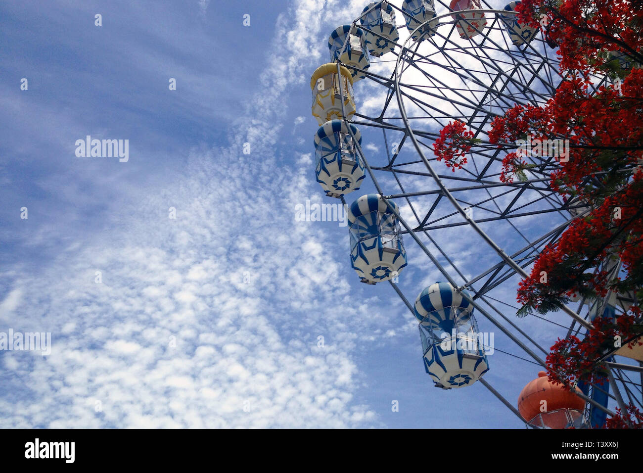 Riesenrad auf dem Hintergrund über blauen Himmel Stockfoto