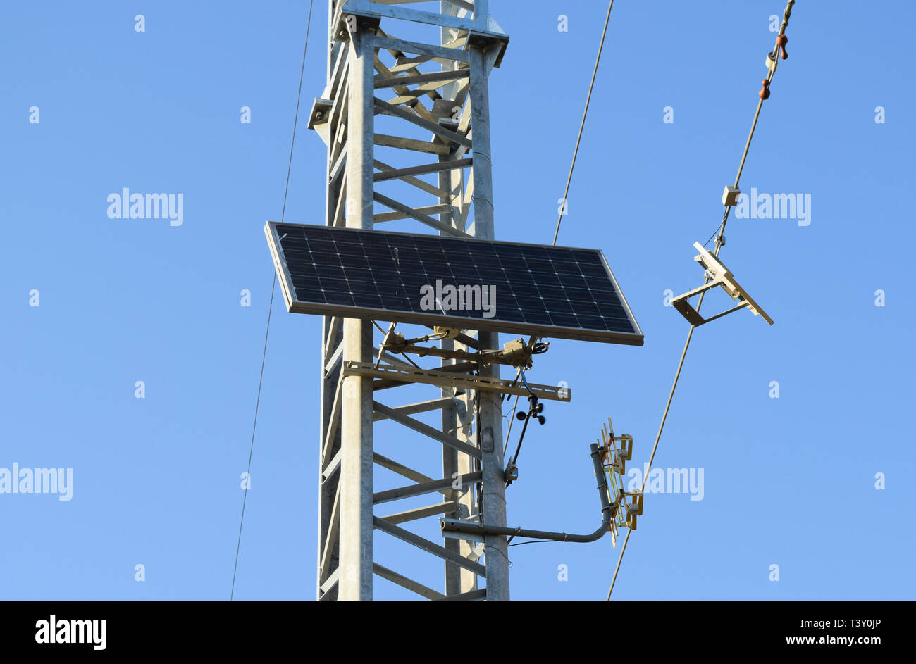 Solarzellen macht Sendeantenne zu bieten. Stockfoto