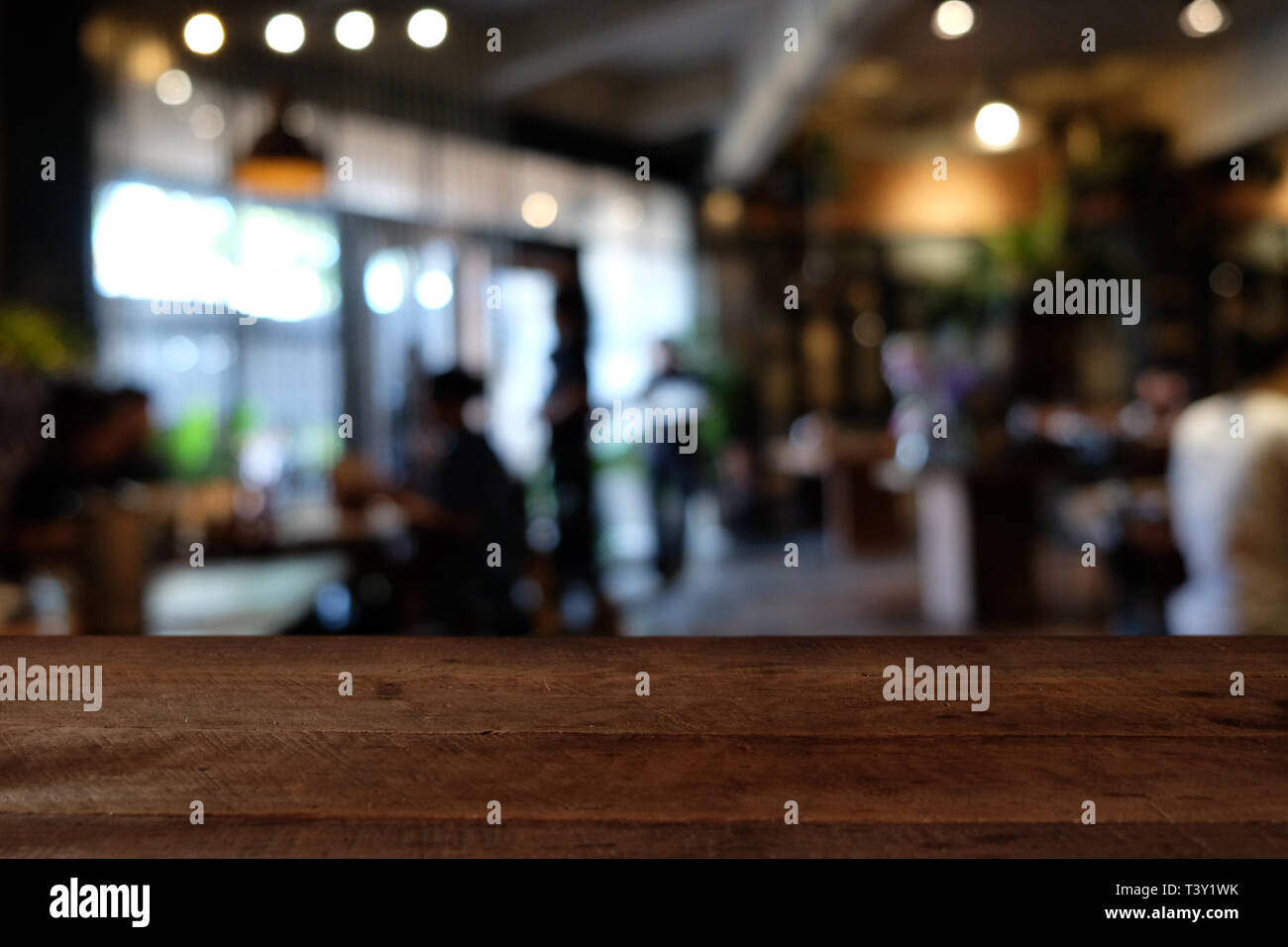 Holz Tisch auf die Unschärfe der Cafe, Coffee Shop, Bar, Restaurant, Hintergrund - können für die Anzeige verwendet oder Montage ihrer Produkte Stockfoto