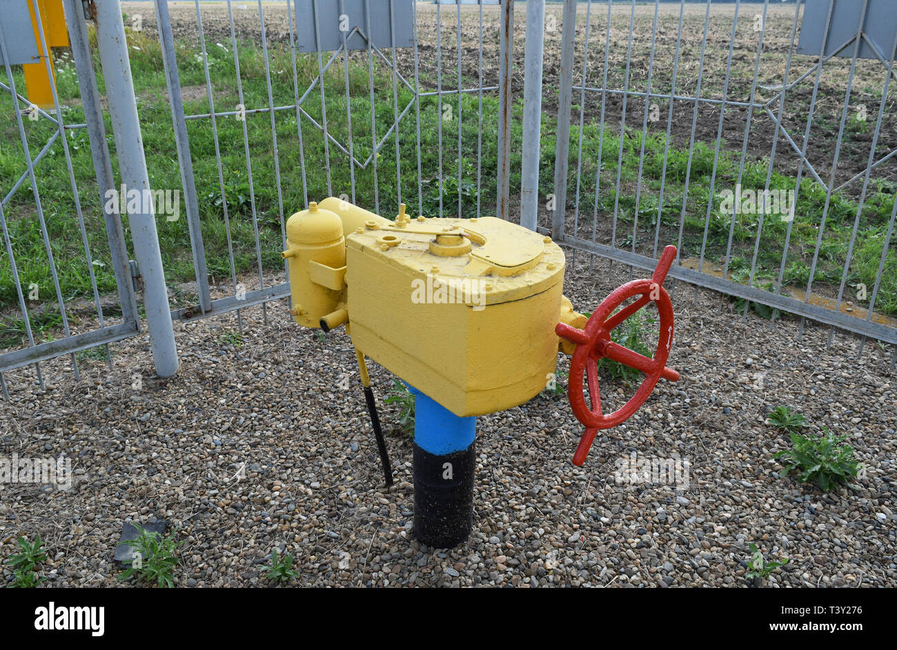 Die Verriegelung an der unterirdischen Gas-Pipeline mit einem Zaun geschützt. Stockfoto