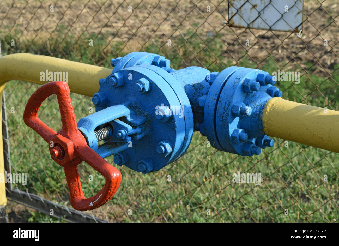 Die Verriegelung an der unterirdischen Gas-Pipeline mit einem Zaun geschützt. Stockfoto