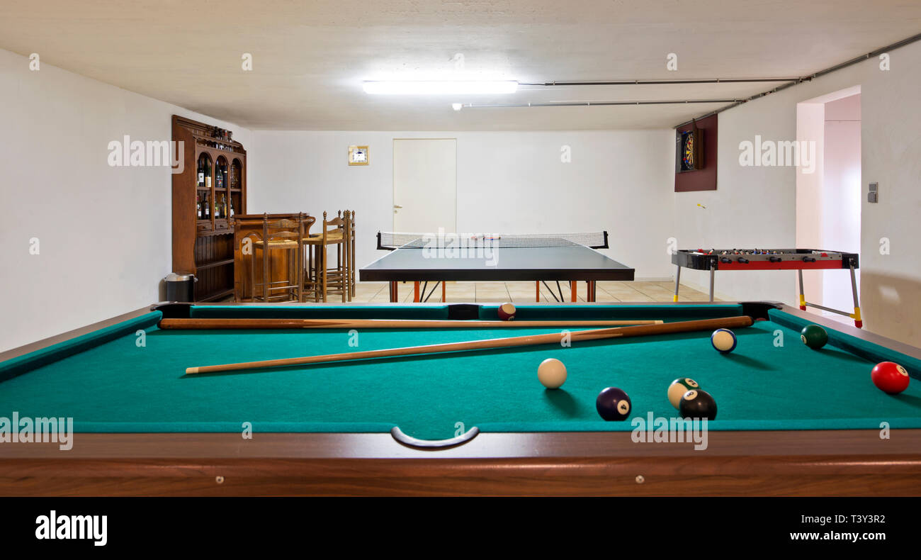 Billardtisch und Tischtennisplatte im Keller Stockfotografie - Alamy