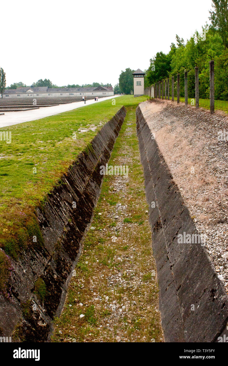 Graben und Wachturm entlang Zaun in Dachau Stockfoto