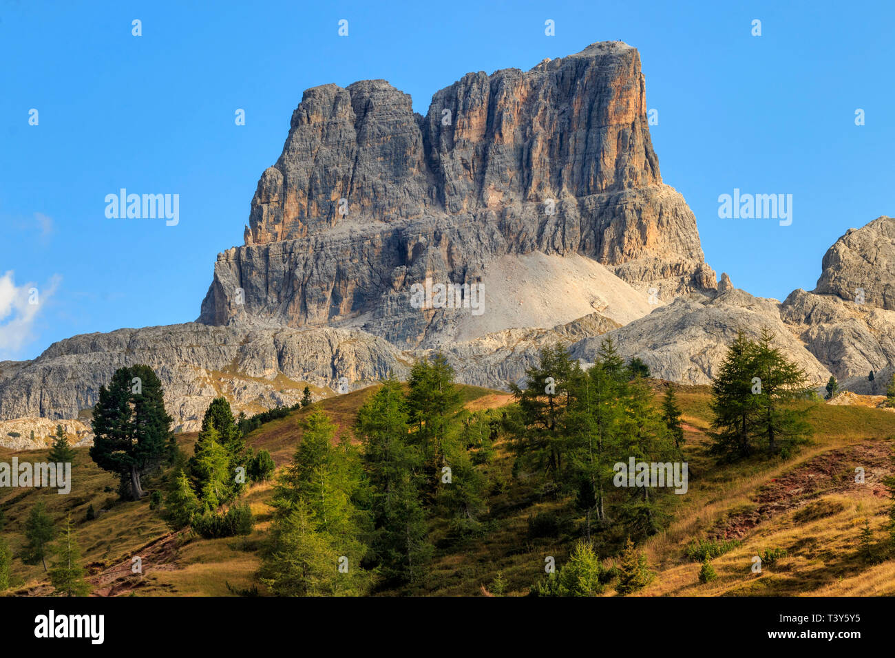 Ein Blick auf den Mount Averau, ein Gipfel der Dolomiten d'Ampezzo Mountain Range. Von den Prärien von Falzarego Pass, ein hoher Höhe Straße genommen verknüpfen Stockfoto