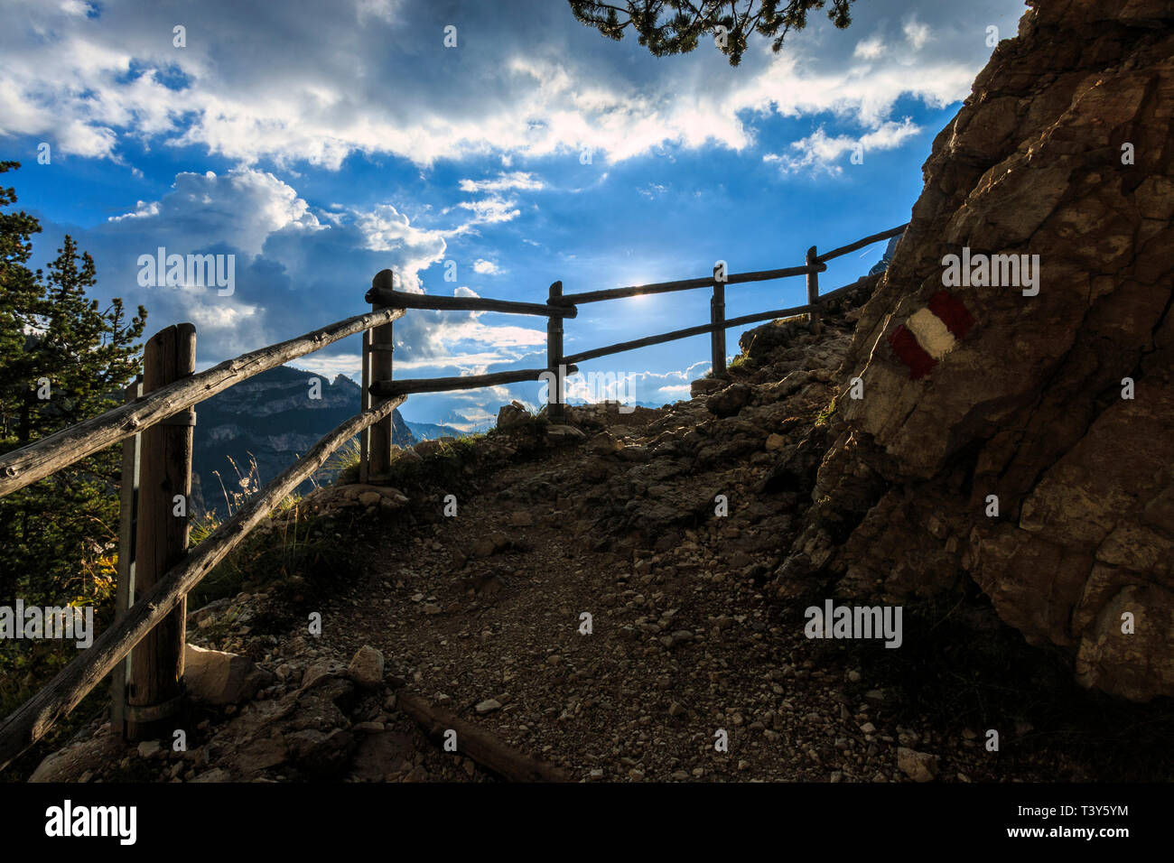 Klettern die steilen bot wunderbare Track, der von der Capanna Alpina im Gadertal sie bis zur Malga di Fanas, einer wunderschönen Hochebene bei etwa 2000 Stockfoto