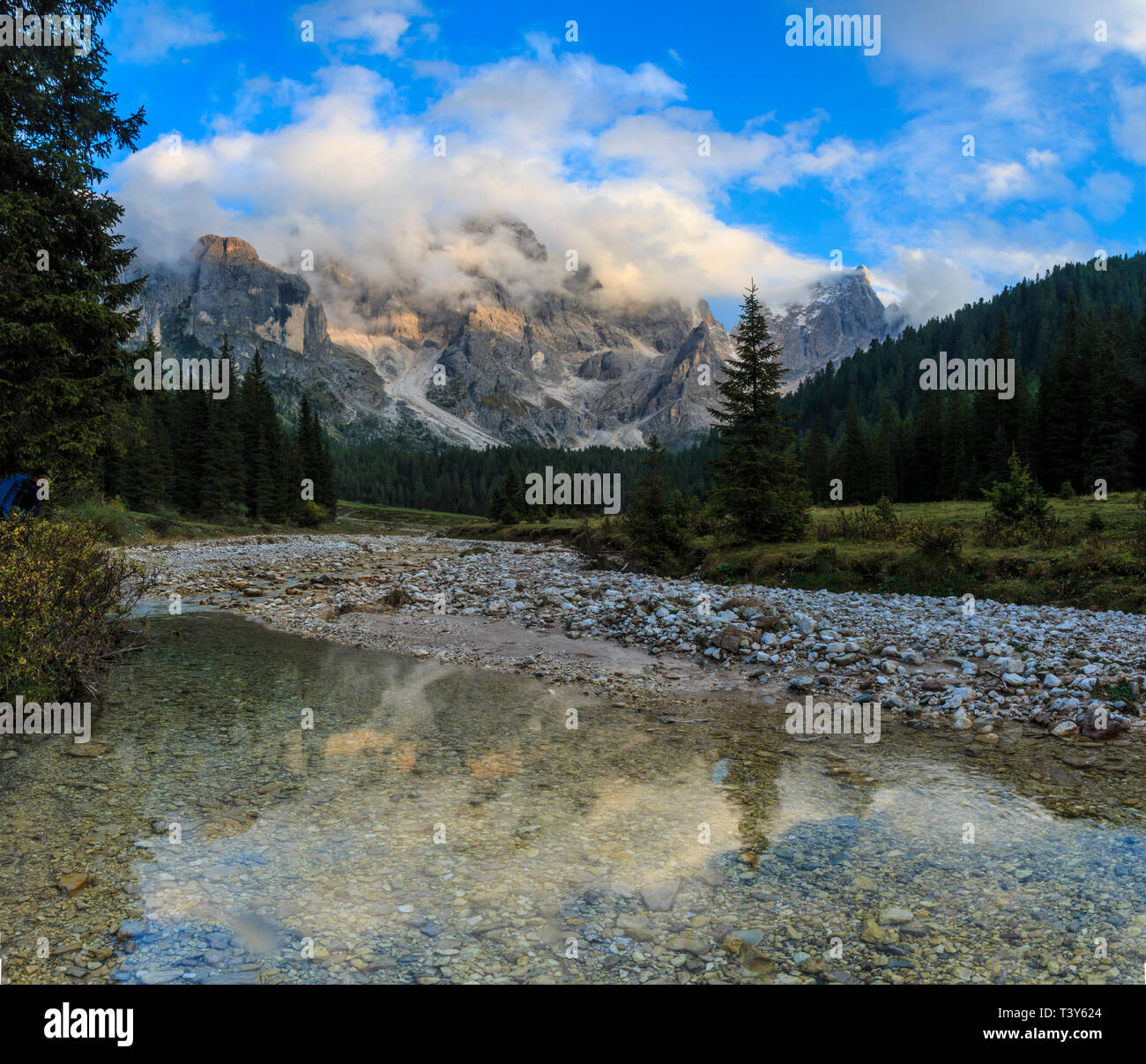 Val Vinegia, einem kleinen Tal unterhalb der Höhe Pass von Passo Rolle in der Pale di San Martino Gruppe, Dolomiten, Italien. Die beeindruckenden Gipfel der Stockfoto