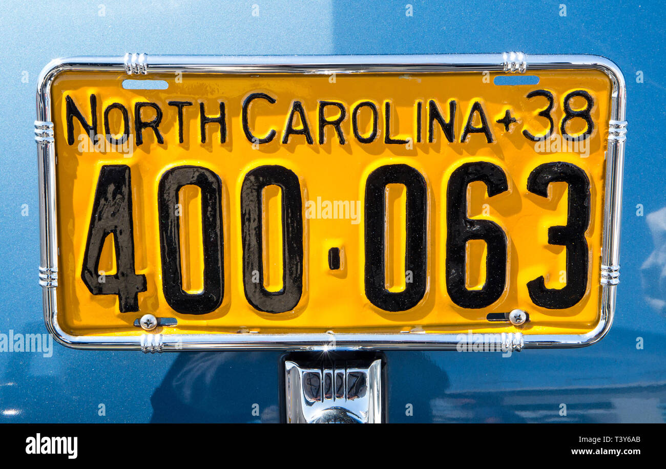 CONCORD, NC (USA) - April 6, 2019: Antique North Carolina Auto Nummernschild auf Anzeige an der Pennzoil AutoFair Classic Car Show in Charlotte Motor Stockfoto
