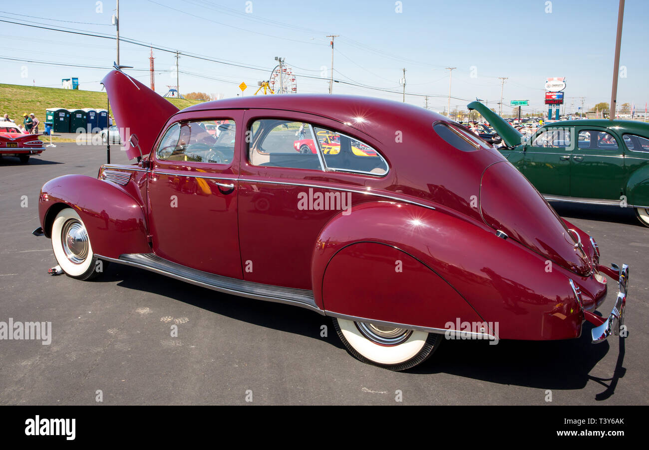 CONCORD, NC (USA) - April 6, 2019: 1938 Lincoln Zephyr Automobil auf Anzeige an der Pennzoil AutoFair Classic Car Show in Charlotte Motor Speedway. Stockfoto