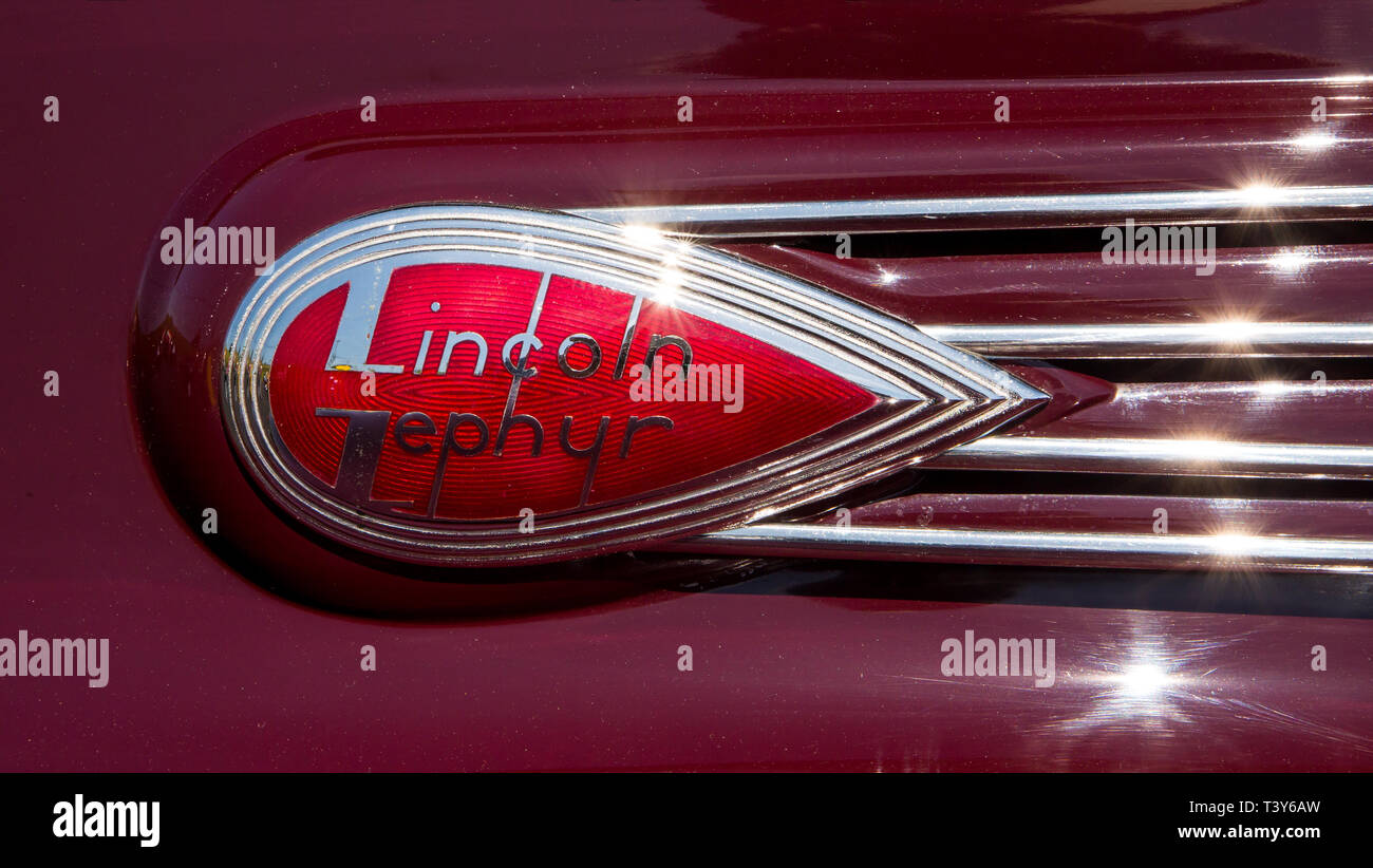 CONCORD, NC (USA) - April 6, 2019: Nahaufnahme von einem 1938 Lincoln Zephyr Typenschild auf der Pennzoil AutoFair Classic Car Show in Charlotte Motor Stockfoto