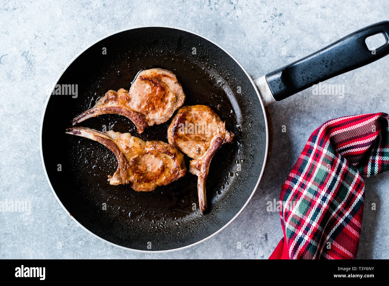 Gebratenen Lammkoteletts in der Wanne. Gegrilltes und sautierten. Organisches Fleisch essen. Stockfoto