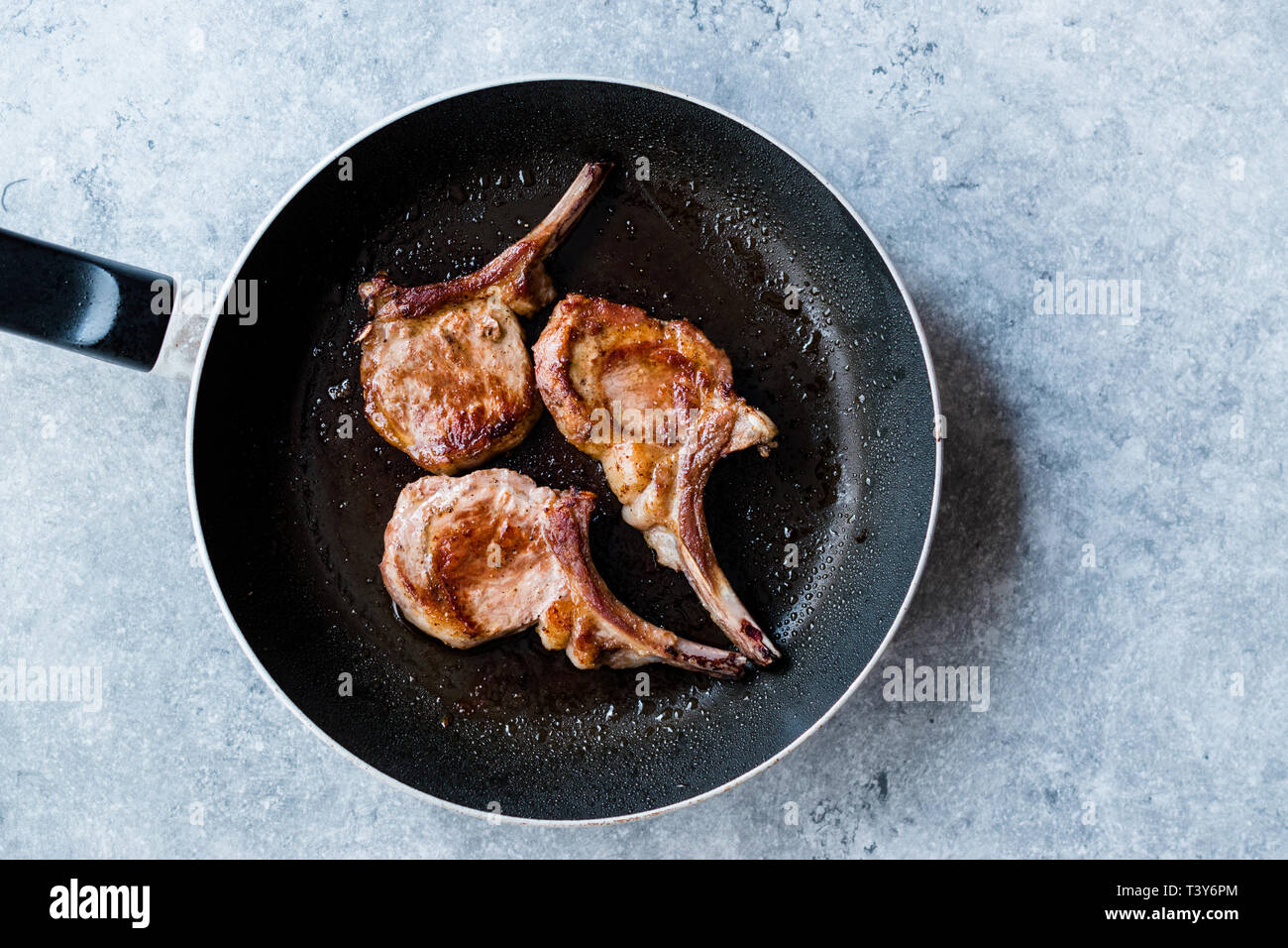 Gebratenen Lammkoteletts in der Wanne. Gegrilltes und sautierten. Organisches Fleisch essen. Stockfoto