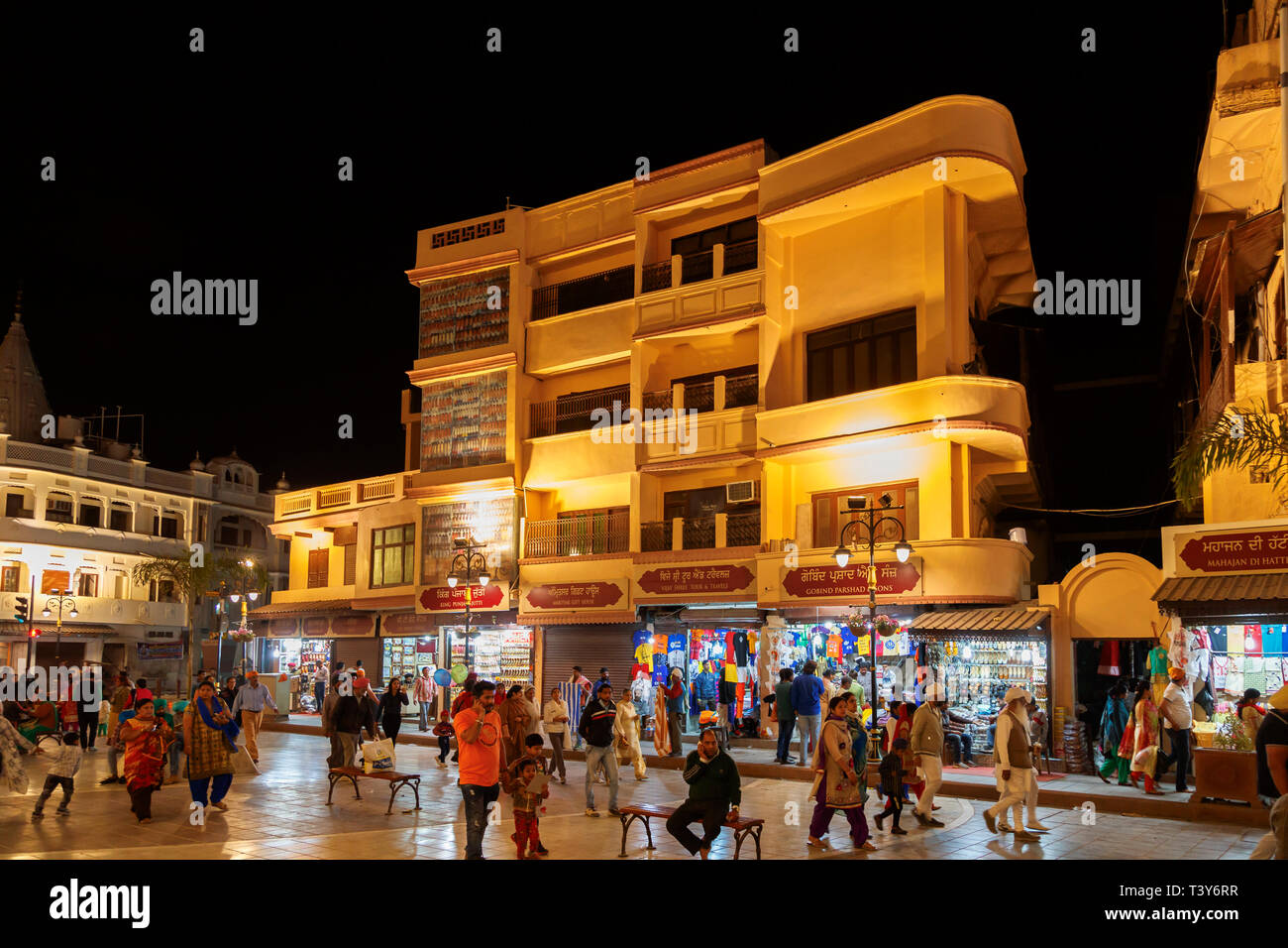 Die Menschen in der Nacht Genießen der belebten Fußgängerzone der Innenstadt von Amritsar Zentrum am Abend, Punjab, Indien Stockfoto