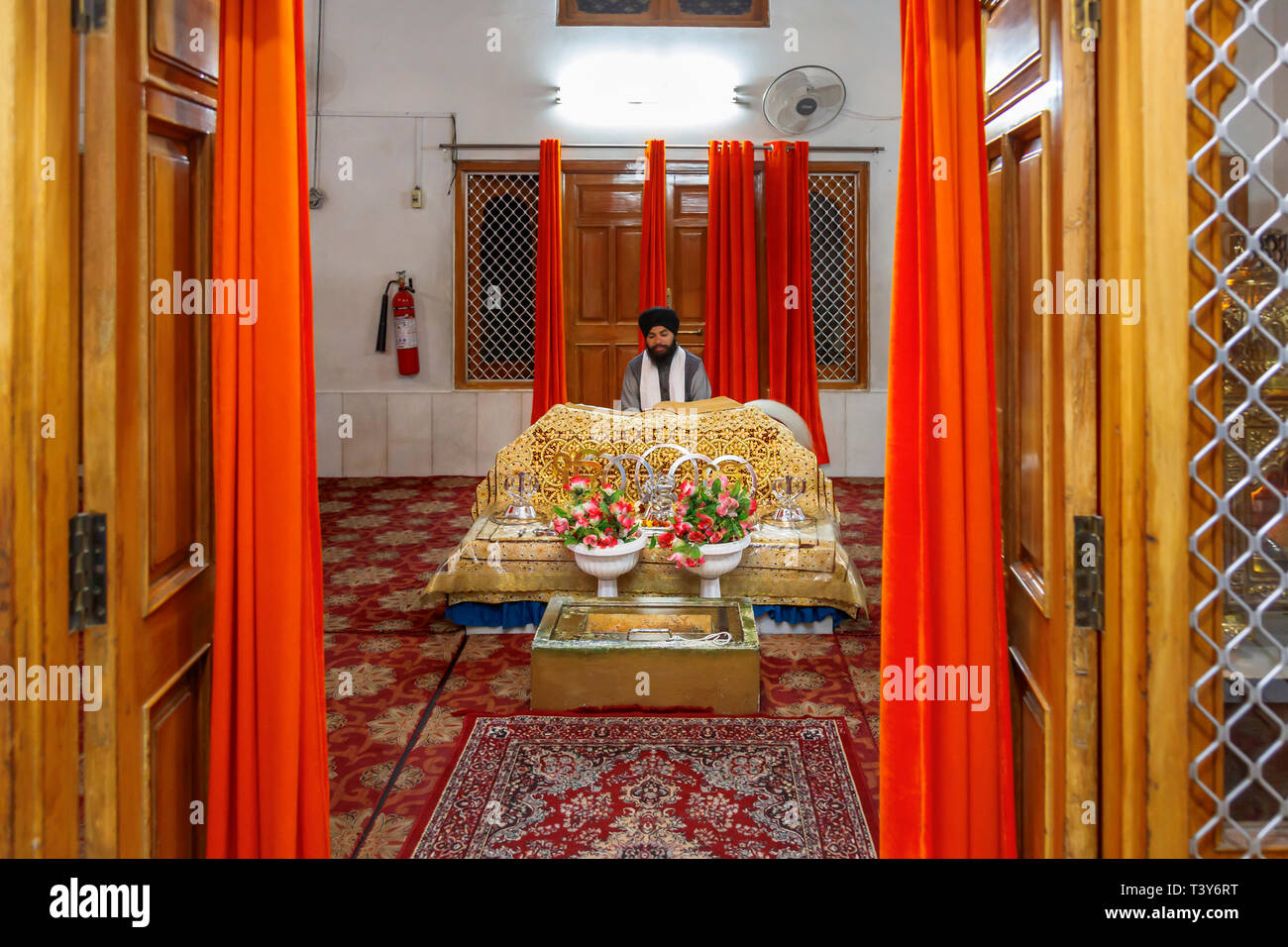 Sikh heiligen Mann im Goldenen Tempel von Amritsar (Sri Harmandir Sahib, Darbar Sahib), dem heiligsten Wallfahrtsort des Sikhismus, Amritsar, Punjab, Indien Stockfoto