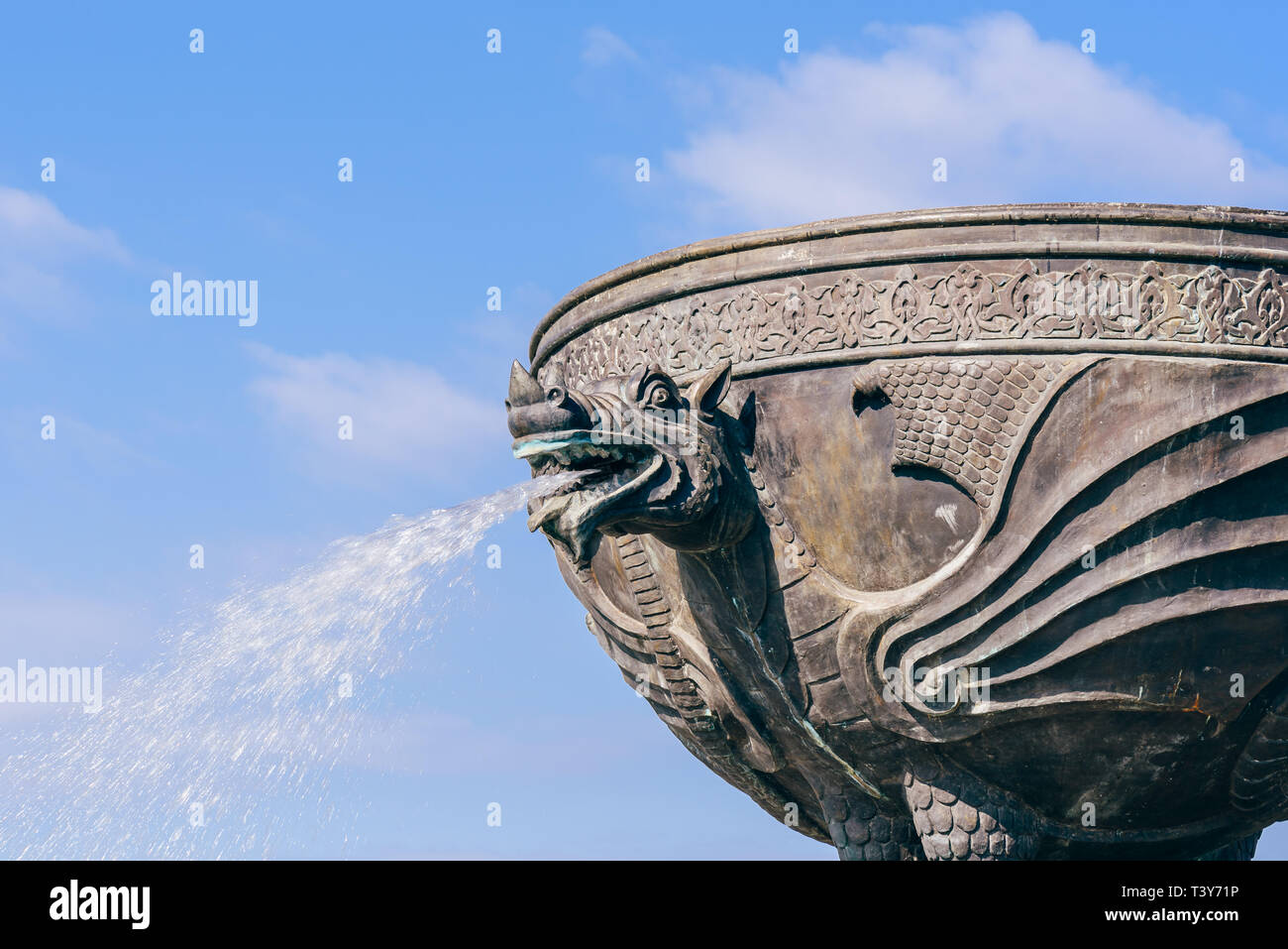 Drachen Brunnen am Himmel Hintergrund in Kasan, Russland Stockfoto