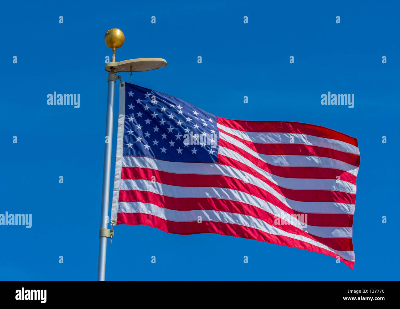Amerikanische Flagge weht im Wind mit blauer Himmel, Castle Rock Colorado USA. Foto im April getroffen. Stockfoto