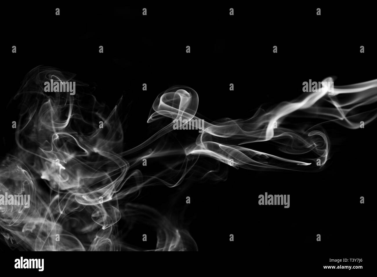 Weißer Rauch wirbelt auf schwarzem Hintergrund Stockfoto