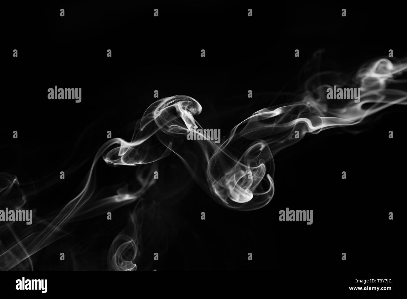 Weißer Rauch wirbelt auf schwarzem Hintergrund Stockfoto