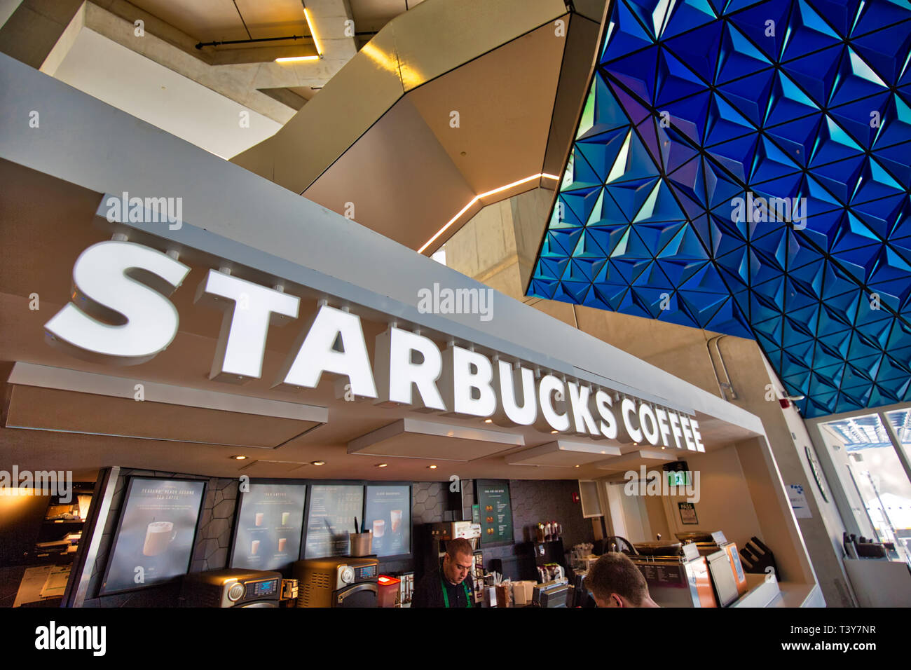 Toronto, Canada-April 10, 2019: Starbucks Cafe serviert Getränke und Kaffee in der Lobby des neu erbauten Ryerson University Campus Stockfoto