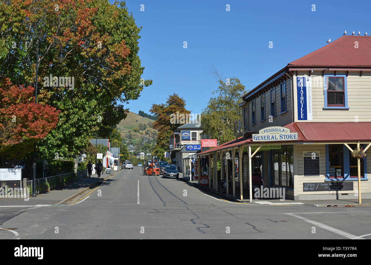 Akaroa, Neuseeland - April 09, 2019: Die Hauptstraße von Akaroa im Herbst einschließlich der restaurierten historischen General Store Gebäude. Stockfoto
