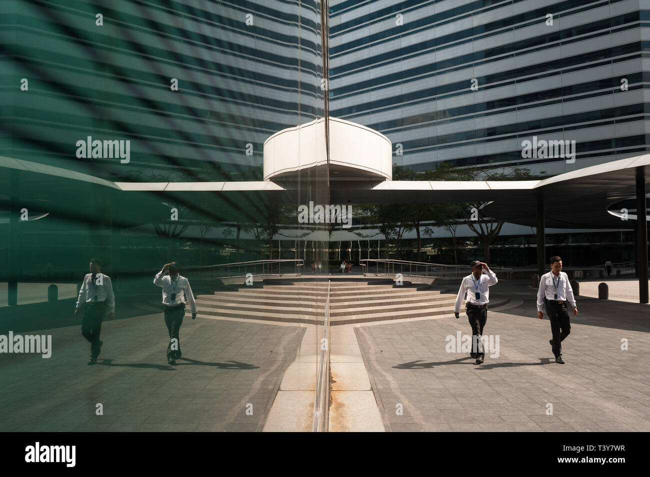 03.02.2018, Singapur, Republik Singapur, Asien - Zwei Mitarbeiter sind am Eingang der Gateway kommerzielle Büros in der Innenstadt gesehen. Stockfoto