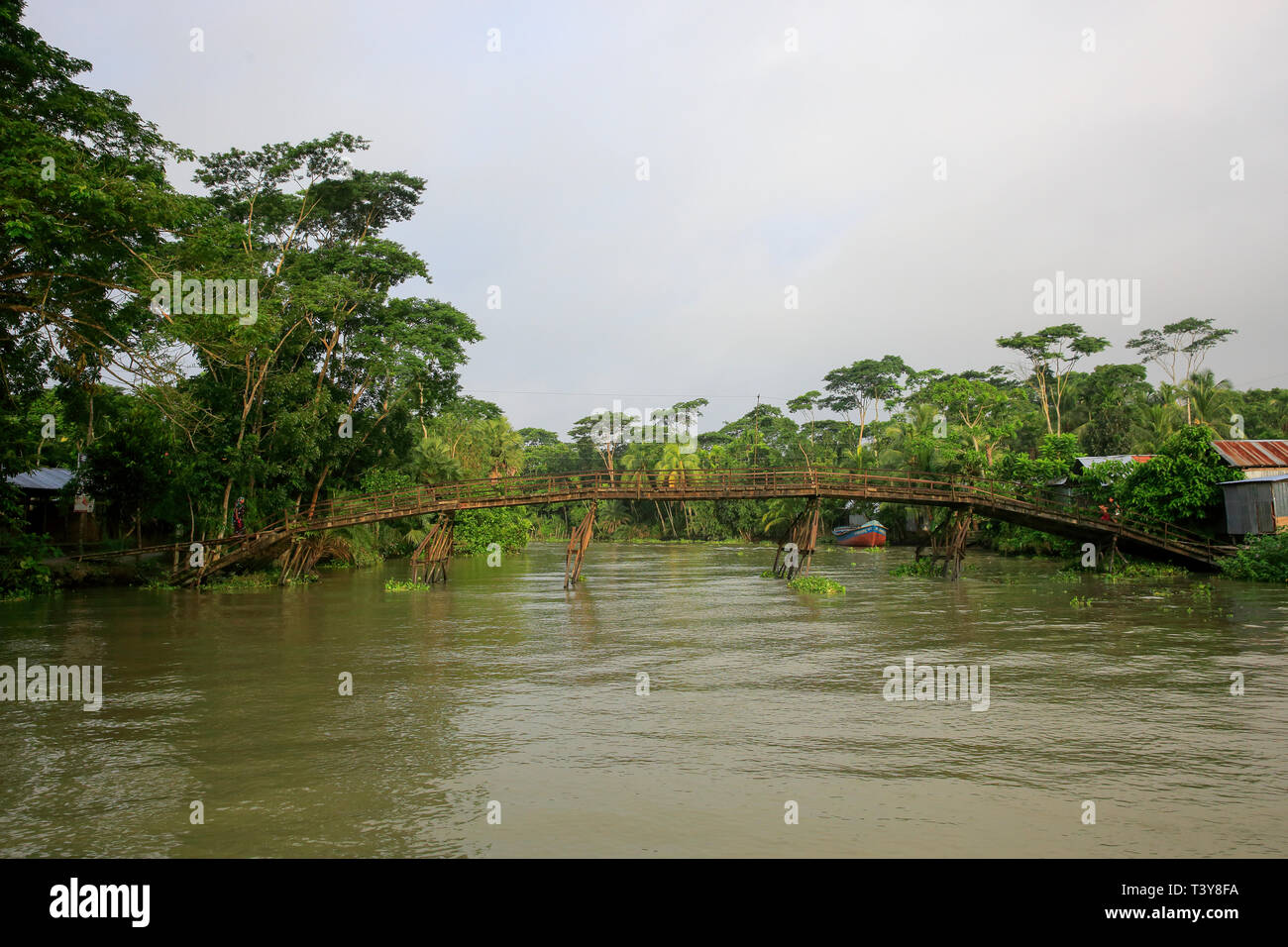 Eine Brücke über einen Kanal an Najirpur in Pirojpur, Bangladesch Stockfoto