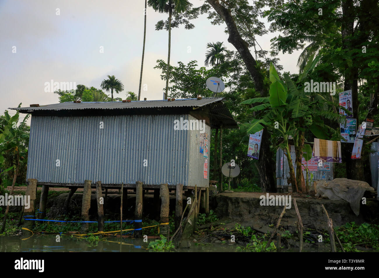 Dish TV high definition Receiver an einem Haus in einem Dorf in Pirojpur, Bangladesch Stockfoto