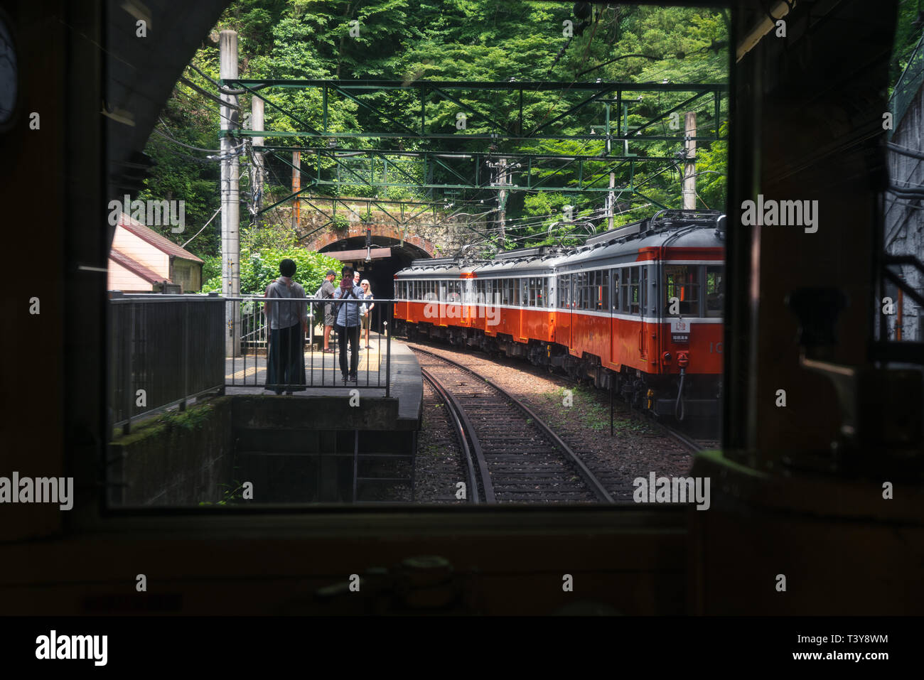 Hakone, Ashigarashimo Bezirk, Kanagawa, Japan - 05/29/2018: Tonosawa station mit Menschen und ein Zug in Hakonetozan Bahnstrecke Stockfoto