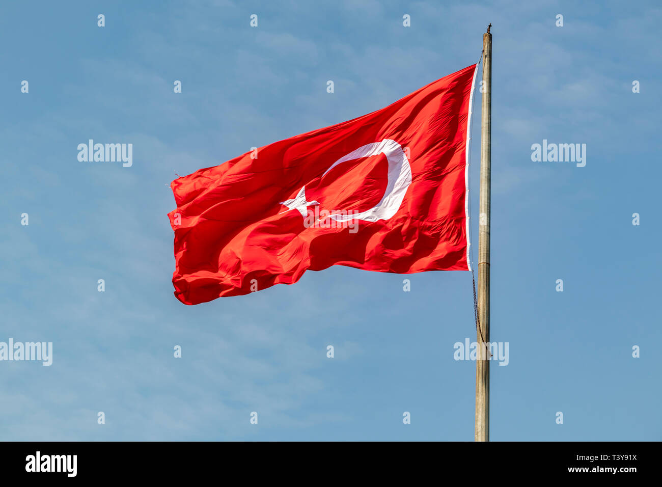 Rote Turkische Flagge Mit Mond Und Stern Am Fahnenmast Stockfotografie Alamy