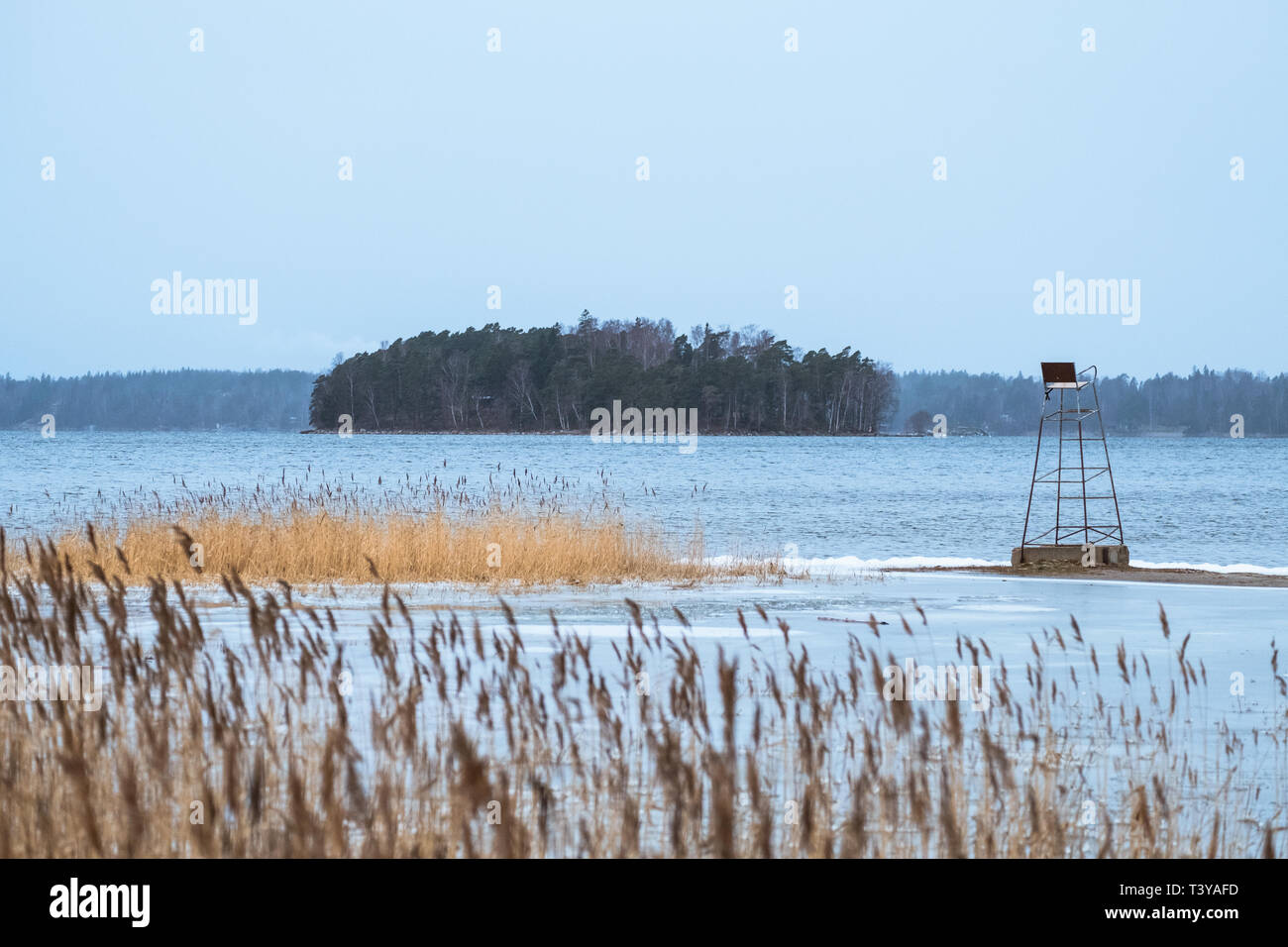 Meer Landschaft mit Stimmung trüben Tag und lebensrettender Stuhl bei Winter am Nachmittag in Finnland Stockfoto