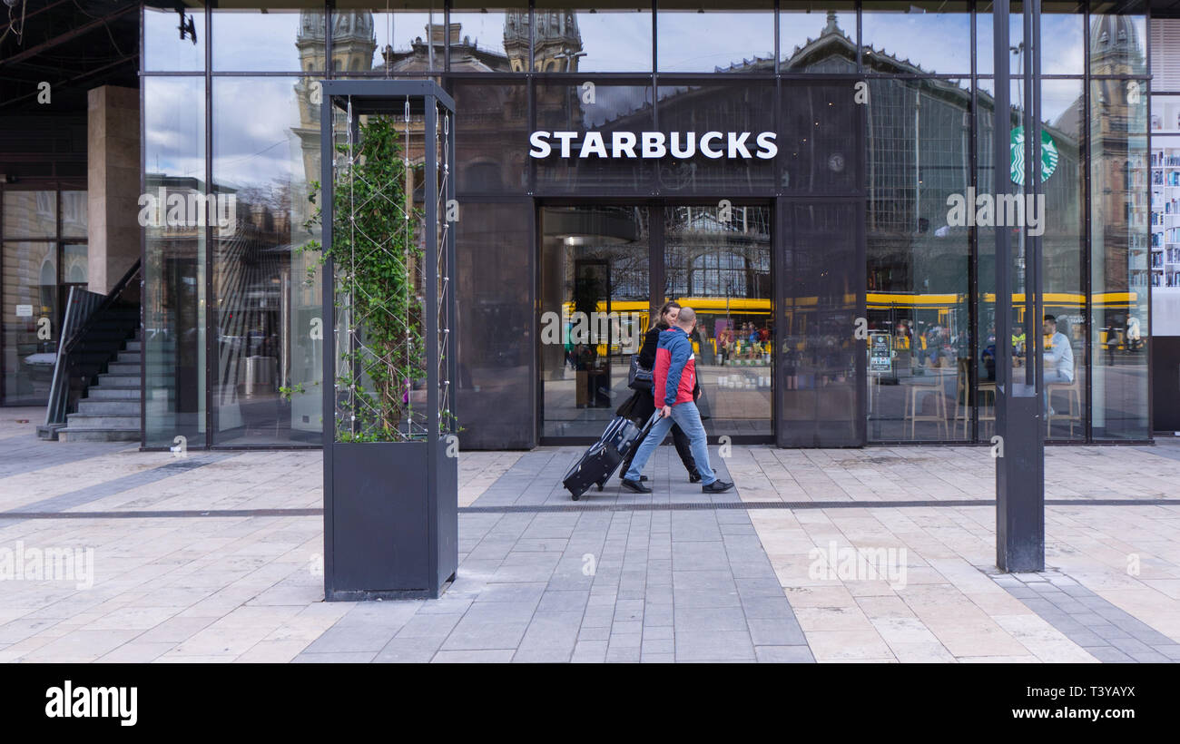 Budapest Ungarn 03 15 2019: ein Starbucks Cafe gegenüber dem Westbahnhof in Budapest Stockfoto