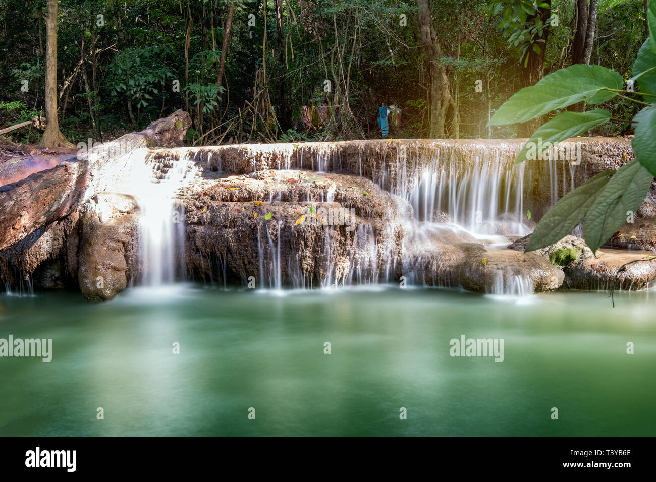 Erawan Wasserfälle im tropischen Regenwald in Kanchanaburi, Thailand Stockfoto