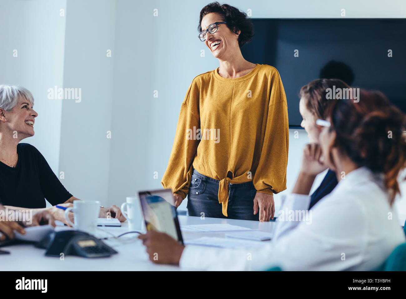 Gruppe von Kollegen diskutieren im Tagungsraum im Büro. Corporate Professionelle smiling während einer Sitzung im Sitzungsraum. Stockfoto