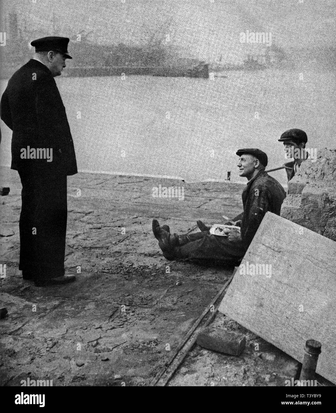 Winston Churchill im Gespräch mit Hafenarbeitern. Liverpool. September 1941 Stockfoto