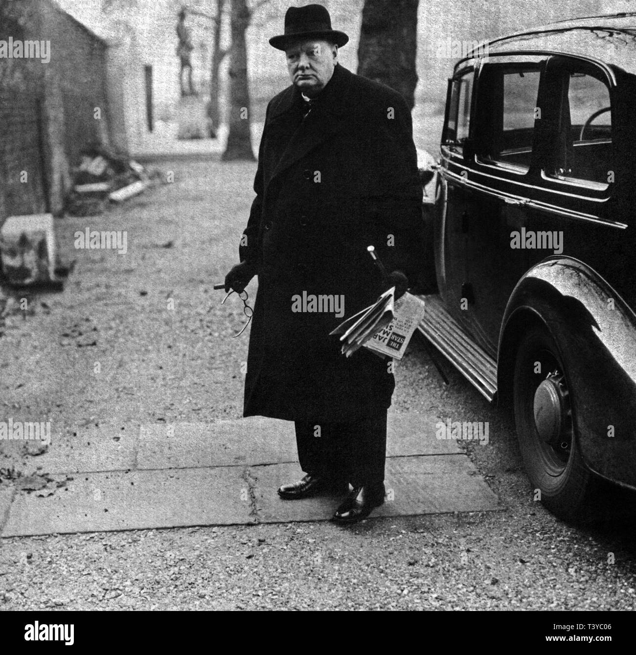 Winston Churchill an der Hintertür der Downing Street, nachdem er gerade von dem japanischen Angriff auf Pearl Harbor erfahren hatte. Dezember 1941 Stockfoto