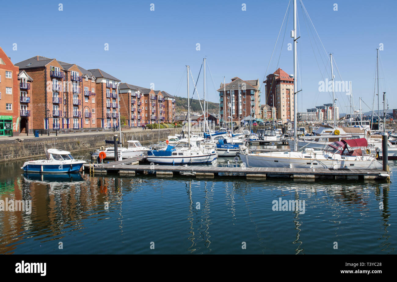 In Swansea Swansea Marina South Wales an einem sonnigen Frühlingstag, South Wales. Dies ist der zurückgewonnen und regeneriert Swansea Docks, einst ein sehr geschäftigen Hafen. Stockfoto