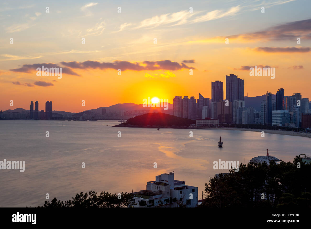 Gwangan Bridge und die Skyline von Haeundae in Busan Stockfoto