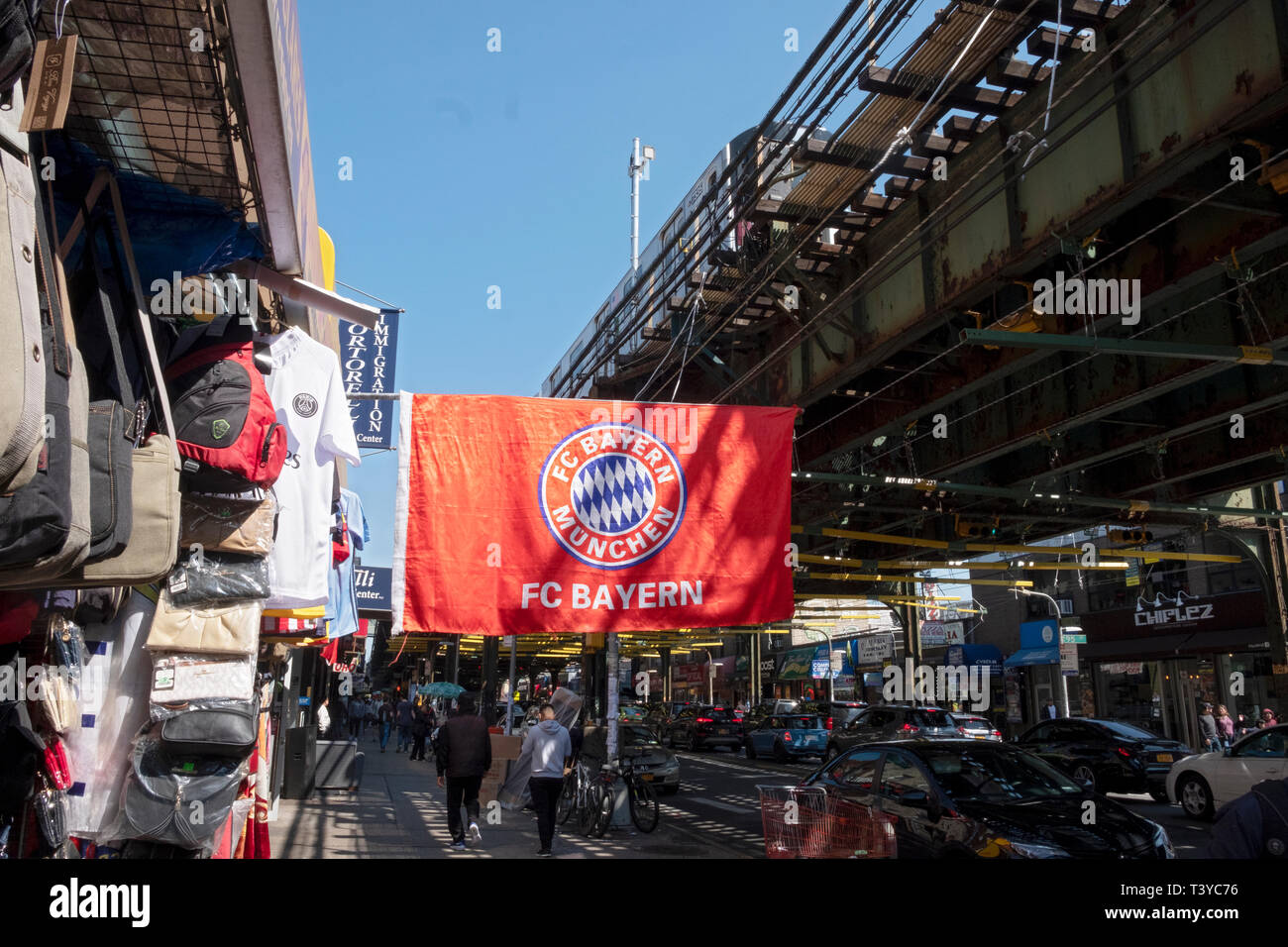 Ein großes Banner für den deutschen Fußball Fußball Club FC BAYERN MÜNCHEN in einem Speicher auf Roosevelt Ave. in der Corona, Queens, New York City hängt. Stockfoto