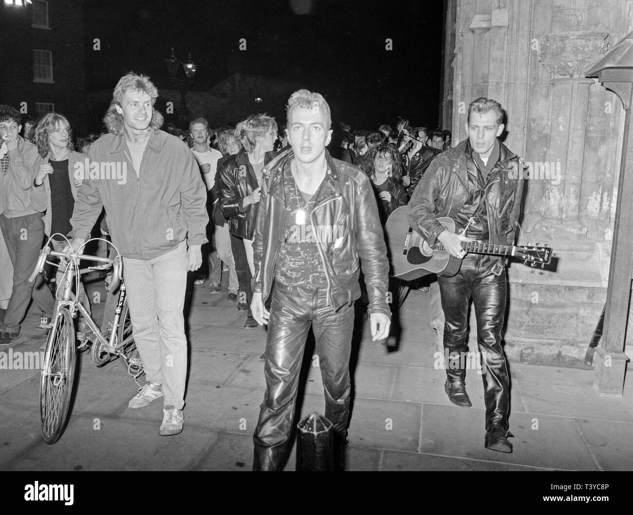 Die britischen Punk Rock Band The Clash in York in England am 8. Mai 1985. Dies war Teil eines einfachen Straßenmusik Tour der britischen Städten machte die Band, sehr kurzfristig. Sänger Joe Strummer und Gitarrist Paul Simonon stehen die Hauptfächer. Stockfoto