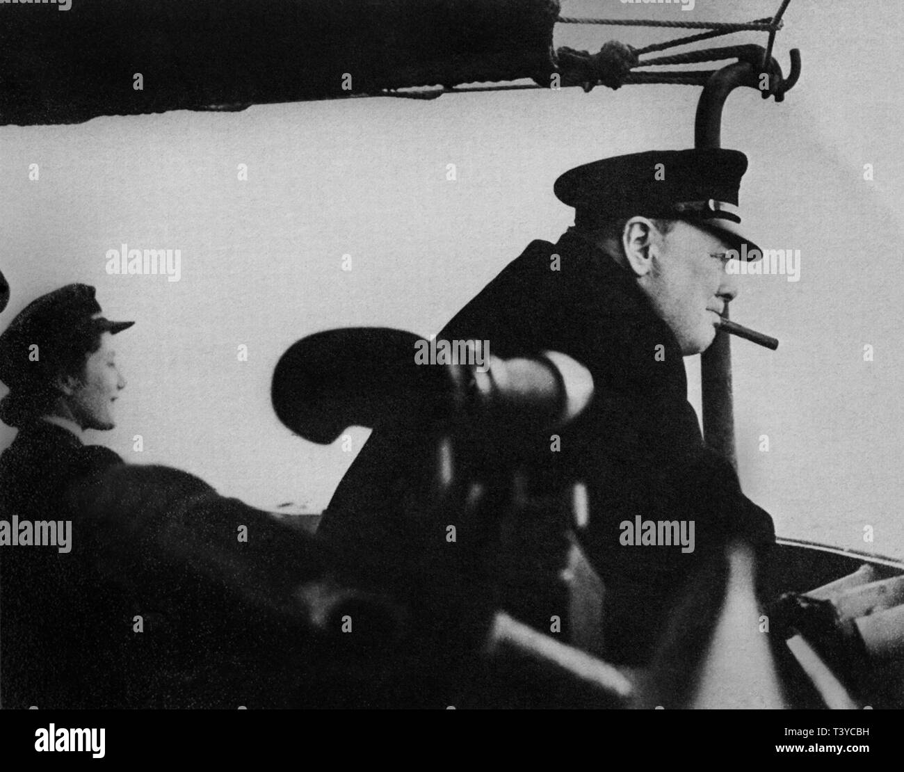 Winston Churchill kehrt von Gibraltar auf HMS King George V nach Großbritannien zurück.Er wird von seiner Tochter Sarah begleitet.15. Januar 1944. Stockfoto