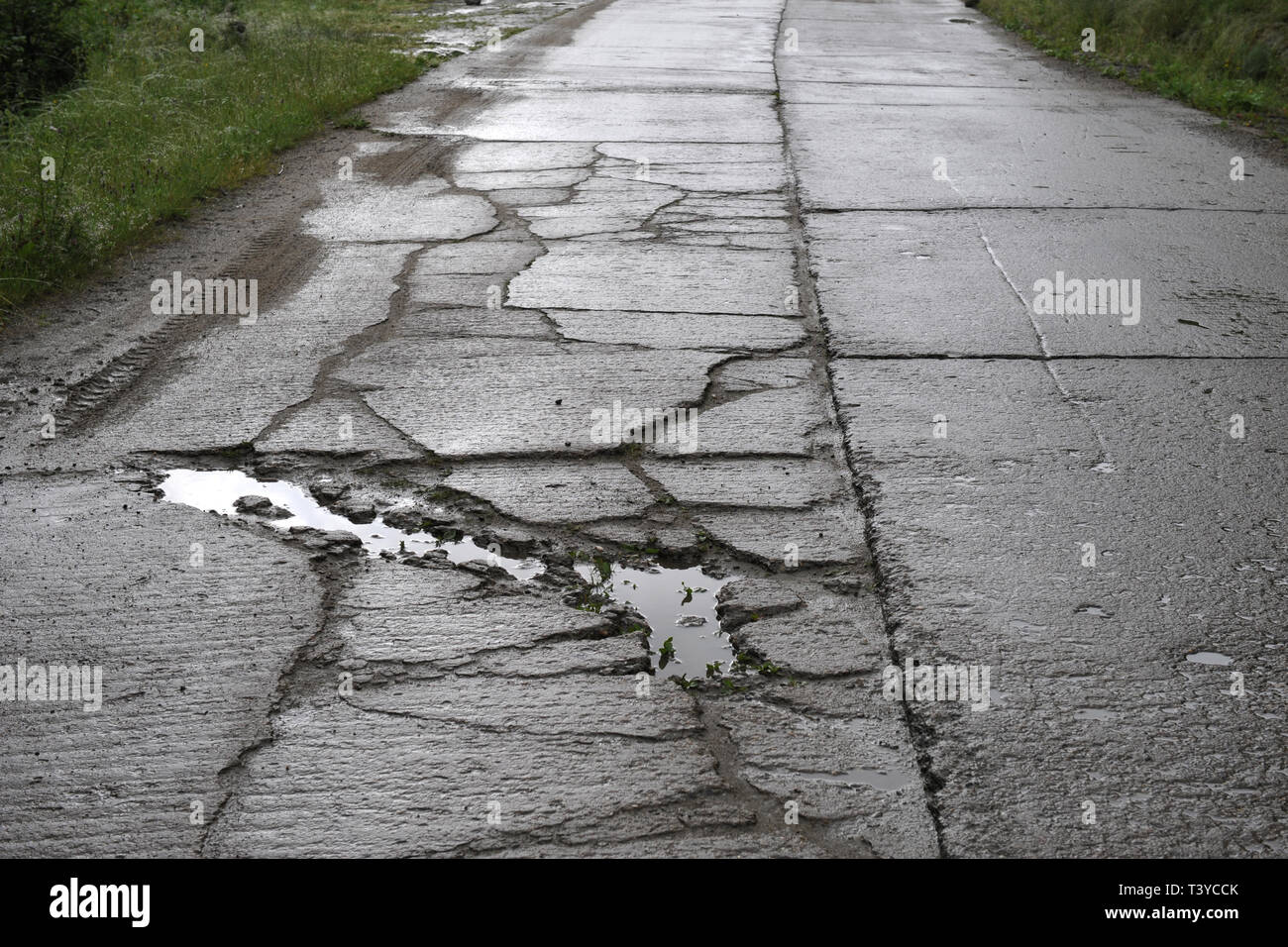 Beschädigte Straßen in schlechtem Zustand, Rumänien, Banat Stockfoto