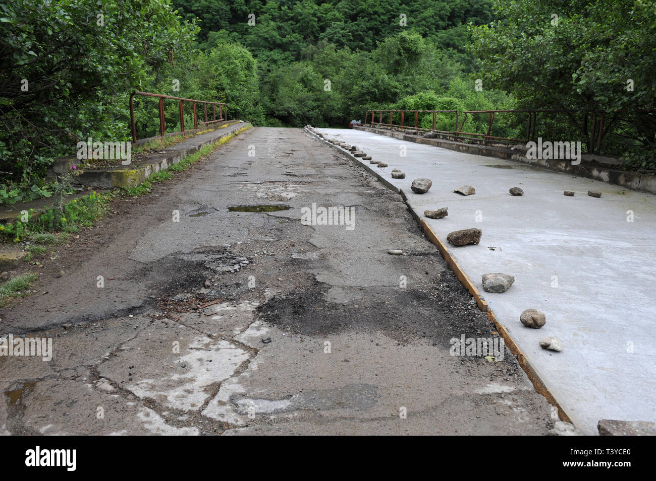 Beschädigte Straßen in schlechtem Zustand, Rumänien, Banat Stockfoto
