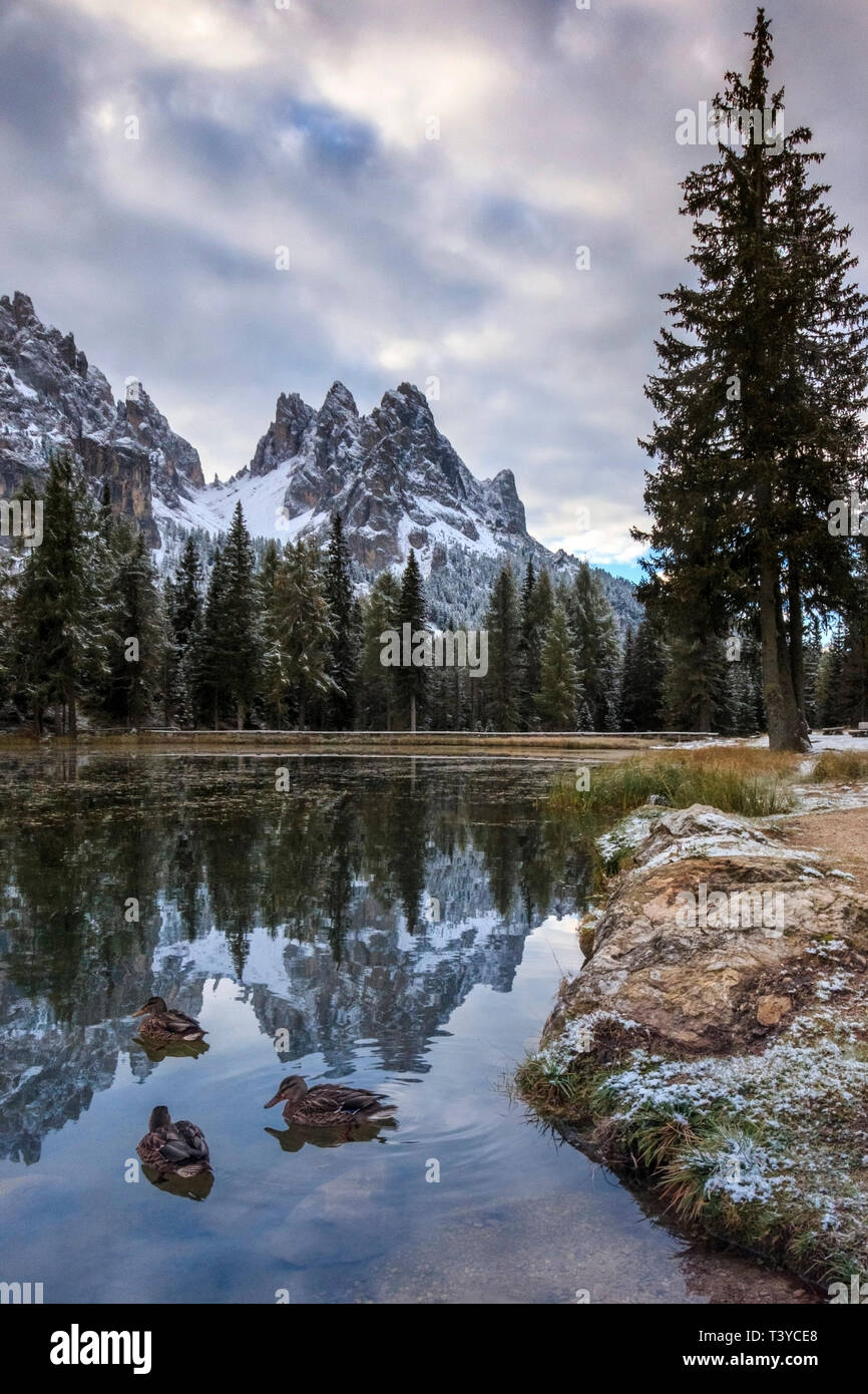 Ein Blick auf den Sonnenaufgang des Lago Antorno, einem kleinen Teich in den Dolomiten von Ampezzo, durch einige der schönsten Berge der Welt, wie Tr umgeben Stockfoto