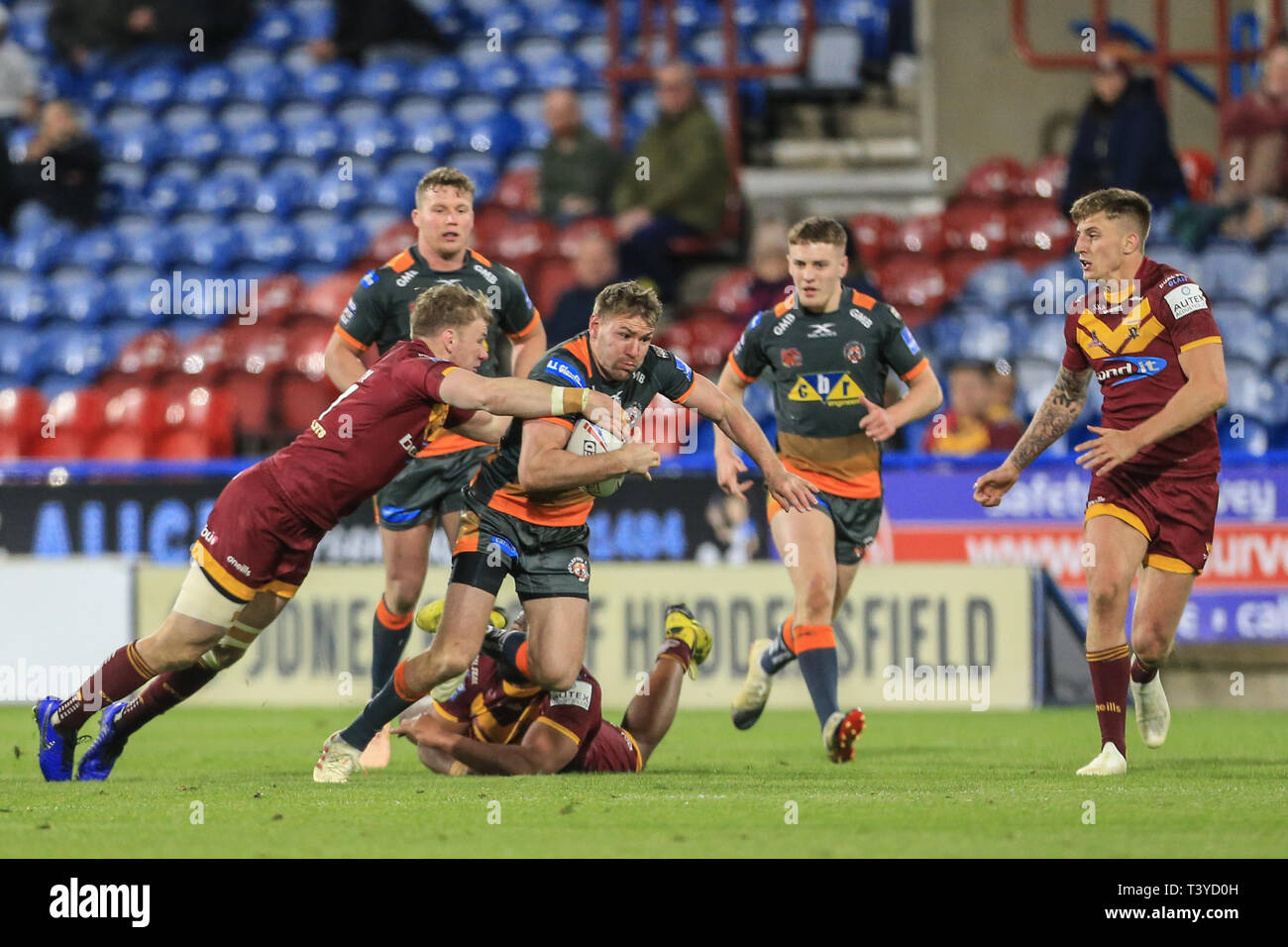 11. April 2019, John Smiths Stadion, Huddersfield, England; Betfred Super League, Runde 10, Huddersfield Riesen vs Castleford Tiger; Michael Shenton (4) Der castleford Tiger ist von Aaron Murphy in Angriff genommen (11) von Huddersfield Riesen Credit Mark Cosgrove/News Bilder Stockfoto