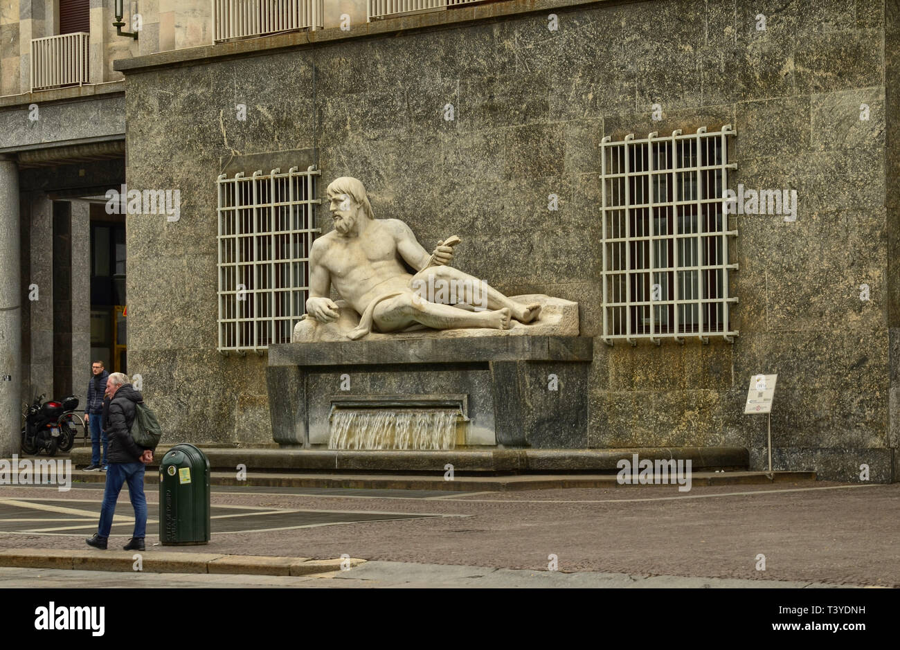 Turin, Piemont, Italien. April 2018. Touristen Kreuz CNL Square, durch zwei Brunnen, die die beiden Flüsse in der Stadt verkörpern geprägt. Dass der Mensch ist t Stockfoto