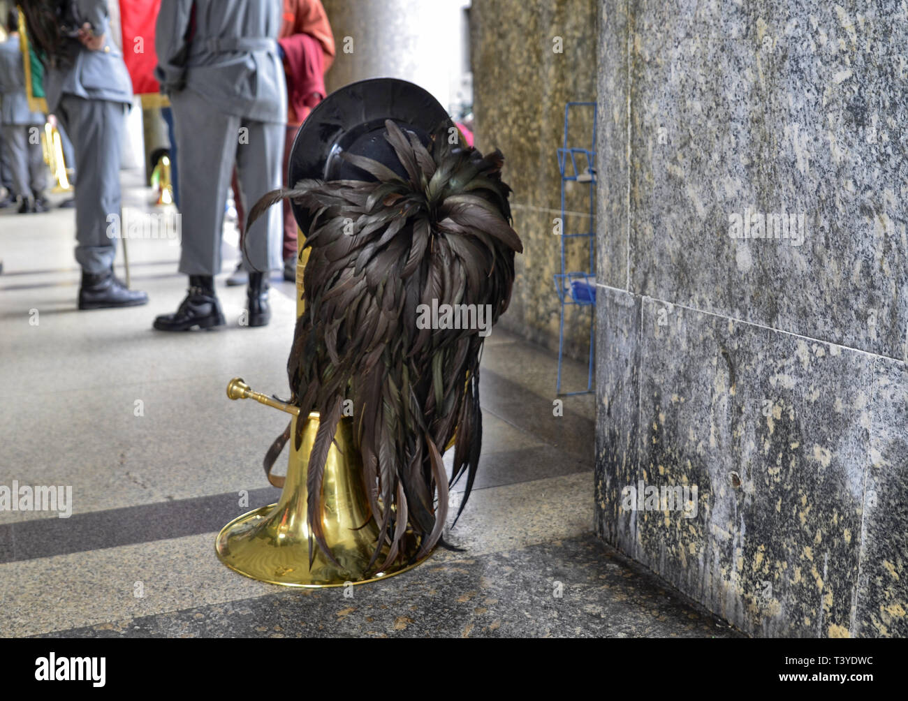 Turin, Piemont, Italien. April 2019. Eine Versammlung der Bersaglieri: Warten die Fanfare Performance, die sie miteinander sprechen zu starten. Im Vordergrund, t Stockfoto