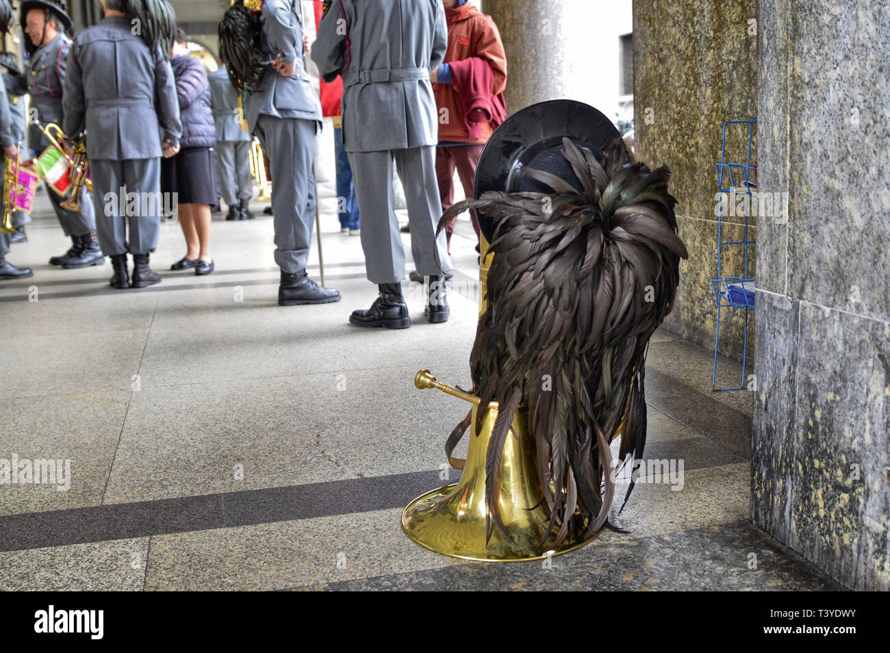 Turin, Piemont, Italien. April 2019. Eine Versammlung der Bersaglieri: Warten die Fanfare Performance, die sie miteinander sprechen zu starten. Im Vordergrund, t Stockfoto